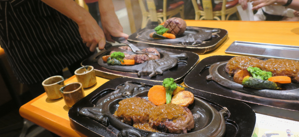 さわやかハンバーグ
げんこつハンバーグ
店員さんがハンバーグを目の前で焼いてくれている