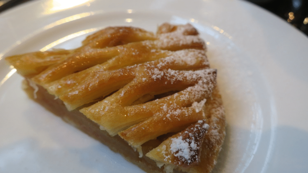 森の音ミュージアム内のカフェのアップルパイ