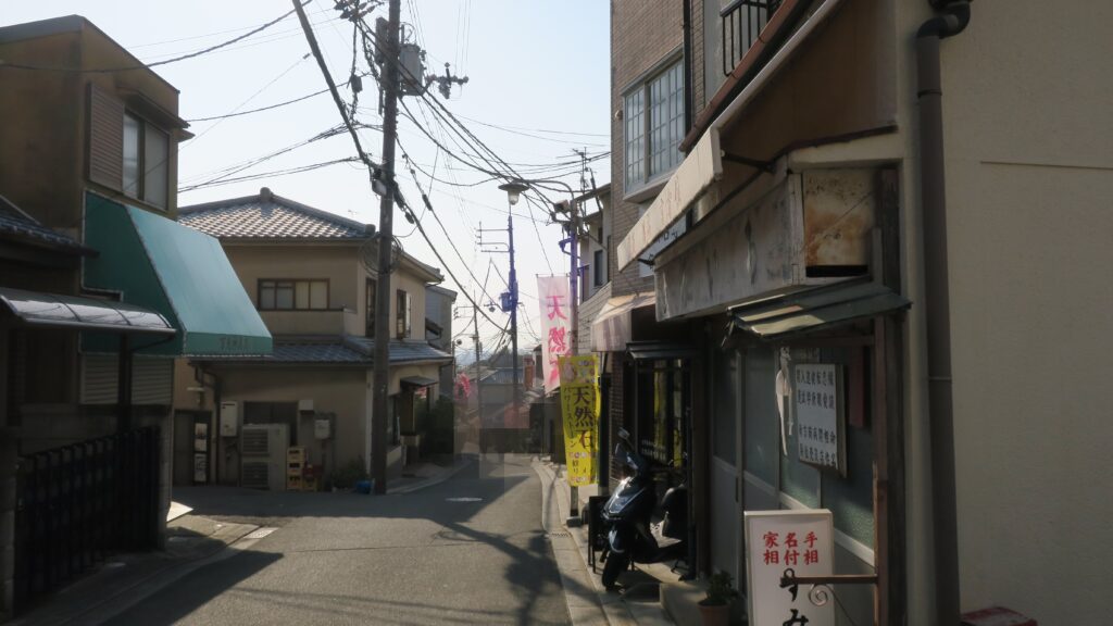 石切参道商店街の坂道
