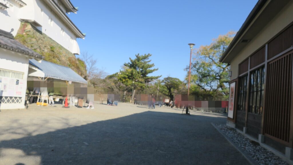 和歌山城入り口前の砂利の広場