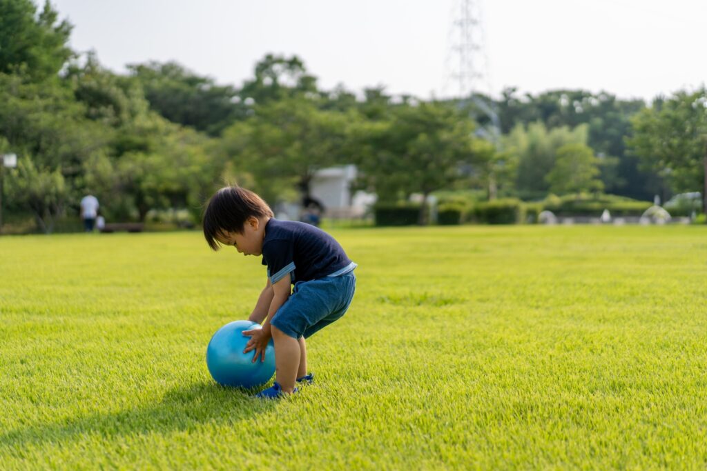 芝生で遊ぶ1歳