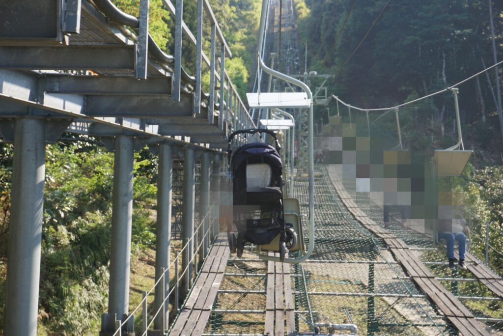 天橋立のリフトでベビーカーを運んでいる
