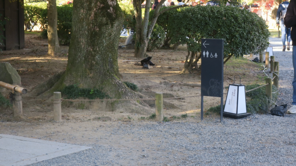 平等院鳳凰堂のオムツ交換台看板