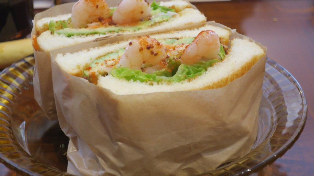 琥珀珈琲抽出処のエビとアボカドのサンドイッチ