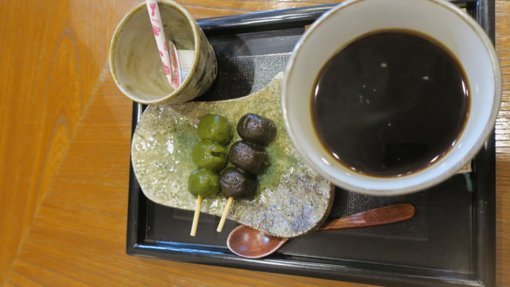 総本家大茶萬のコーヒーと茶団子