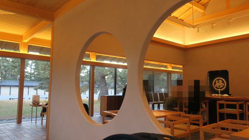 京都御苑内のカフェSASAYAIORI+の内観