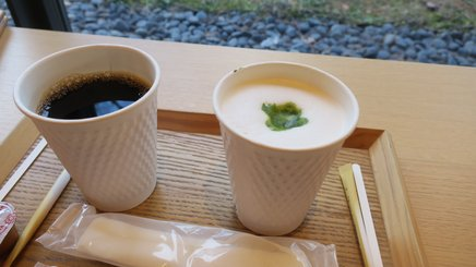SASAYAIORI+のコーヒーと抹茶ラテ